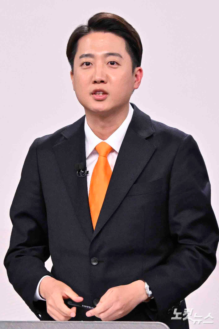 이준석 "호텔경제학? 괴짜"…이재명 "왜 그리 단순한가"