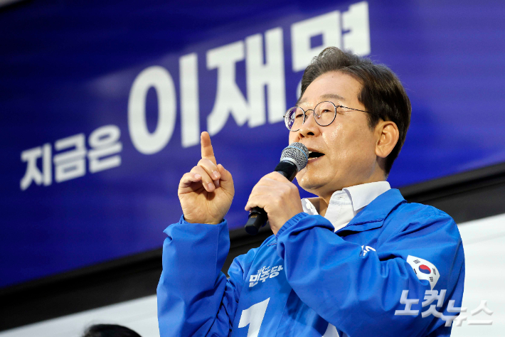 지난 14일 이재명 더불어민주당 대통령 후보가 경남 거제시 엠파크 차없는 거리를 찾아 유세를 하고 있다. 거제=류영주 기자