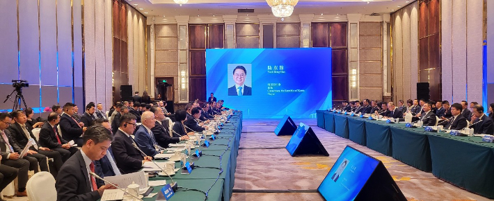 육동한 춘천시장이 지난 18일 다롄 우호도시 원탁회의에서 춘천 바이오 전략을 공유했다. 춘천시 제공 