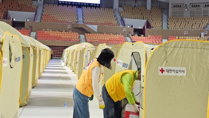 17일 대한적십자사는 금호타이어 광주공장 사고현장과 이재민 쉘터를 찾아 구호 물품을 전달했다. 대한적십자사 광주전남지사 제공