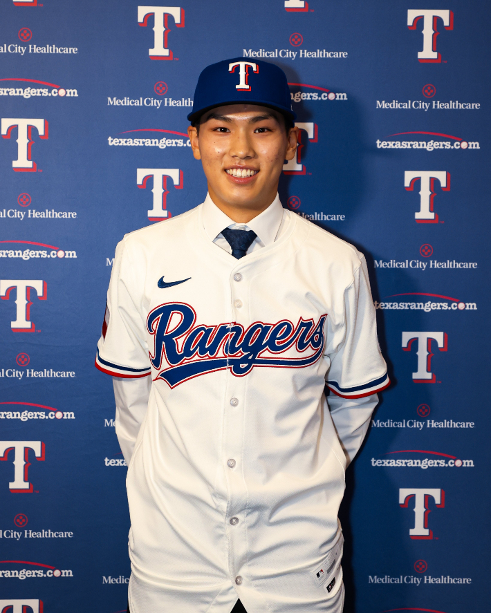 '한국의 오타니?' 고교 최대어, MLB 텍사스와 17억 공식 계약