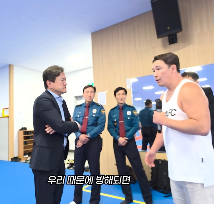 로드FC 정문홍 회장(사진 오른쪽)과 중앙경찰학교 최현석 교장이 MMA 교육과 관련한 얘기를 나누고 있다. 정문홍 회장이 운영하는 유튜브 채널 캡처