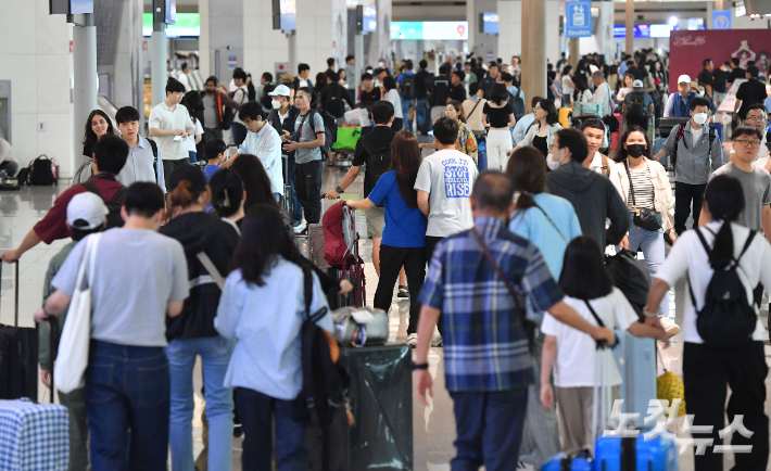 인천국제공항 제1여객터미널 출국장이 여행객들로 붐비고  있다. 류영주 기자