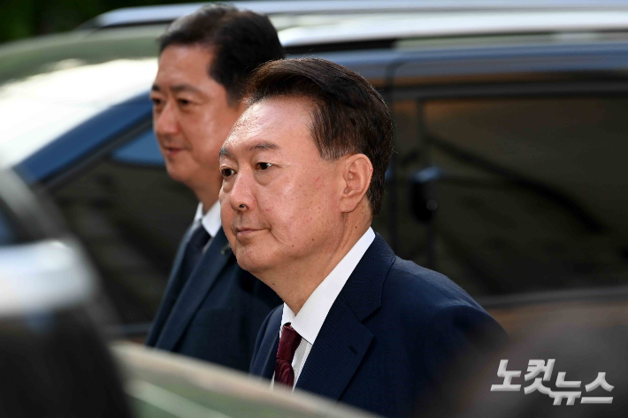 [속보]국민의힘 탈당한 尹, 두번째 포토라인…말없이 법정행