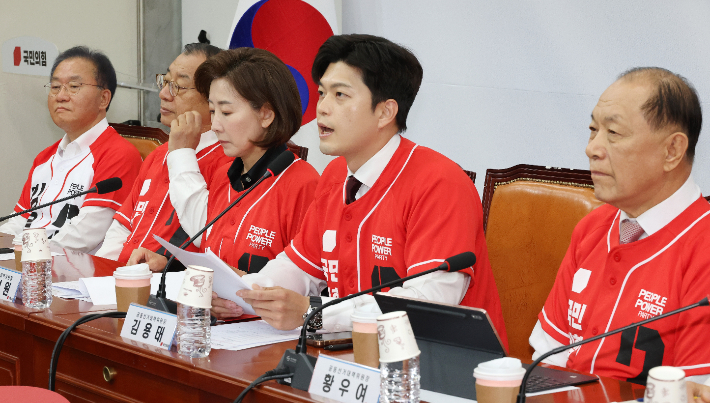 국민의힘 김용태 비상대책위원장(왼쪽 네번째)이 19일 국회에서 열린 중앙선거대책위원회 회의에서 발언하고 있다. 연합뉴스