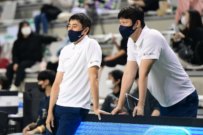 서울 삼성 시절 이상민 감독과 이규섭 코치. KBL
