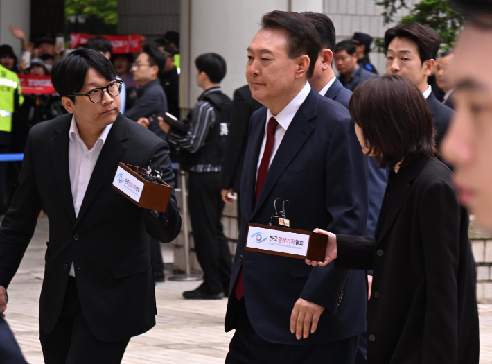탈당 후 포토라인 선 尹…비상계엄 사과 질문에 '묵묵부답'