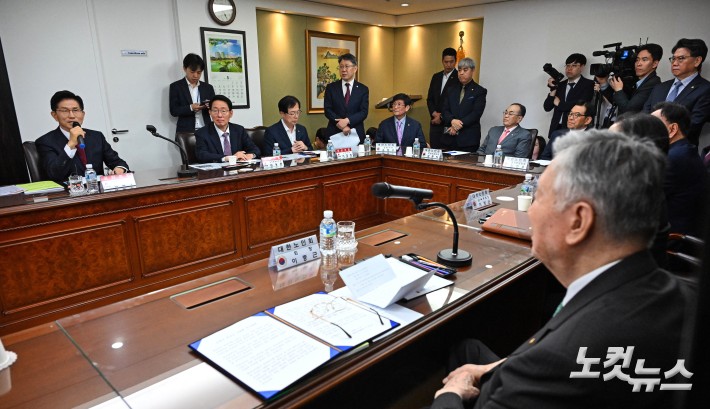 인사말하는 김문수