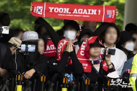 윤석열 전 대통령 연호하는 지지자들