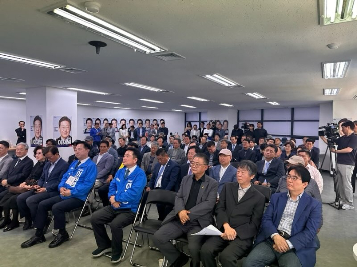 더불어민주당 부산선대위는 지난 18일 오후 선거캠프 대회의실에서 '산토끼 특보단 1만 명' 발대식을 개최했다. '산토끼 특보단' 제공