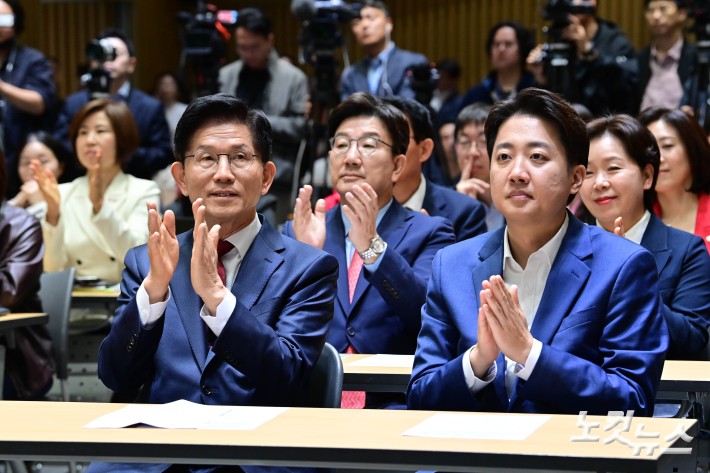 나란히 앉은 김문수-이준석