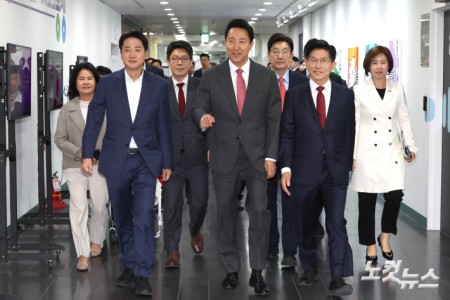 토론회장 향하는 이준석-오세훈-김문수