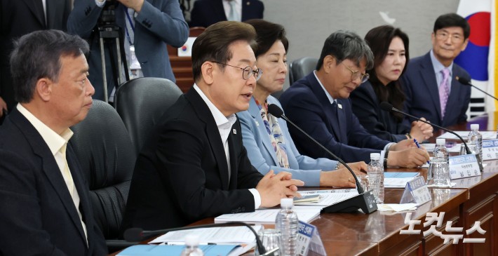 대한노인회 찾은 이재명 "나라 발전에 어르신들 큰 역할"