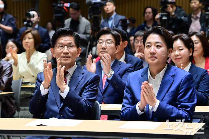 국민의힘 김문수 대선 후보와 개혁신당 이준석 대선 후보가 19일 오전 서울시청에서 열린 약자와 동행하는 서울 토론회에 참석하고 있다. 황진환 기자
