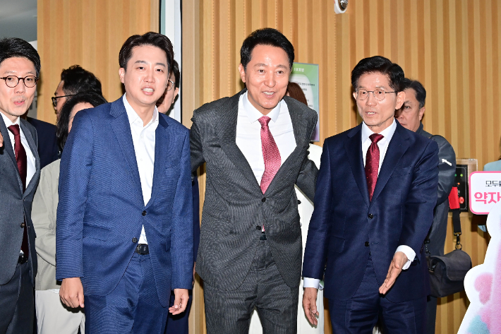 국민의힘 김문수 대선 후보와 개혁신당 이준석 대선 후보, 오세훈 서울시장이 19일 오전 서울시청에서 열린 약자와 동행하는 서울 토론회에 참석하고 있다. 황진환 기자