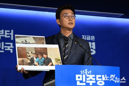 노종면 더불어민주당 선거대책위원회 대변인이 19일 오후 서울 여의도 중앙당사에서 