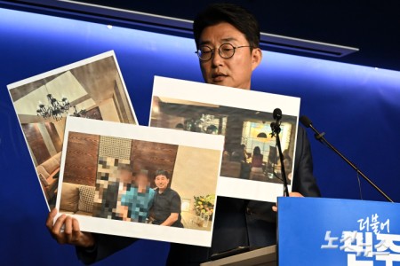 지귀연 판사 접대 의혹 사진 공개하는 더불어민주당