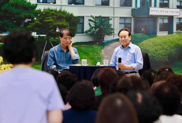 서거석 전북교육감이 19일 전북도립여성중고등학교에서 '교육감과 함께하는 공감토크'를 하고 있다. 전북교육청 제공