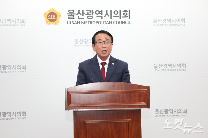 무소속 안수일 울산시의원을 포함한 지지자들은 19일 울산시의회 프레스센터에서 기자회견을 열어 국민의힘 김문수 후보를 지지했다. 반웅규 기자