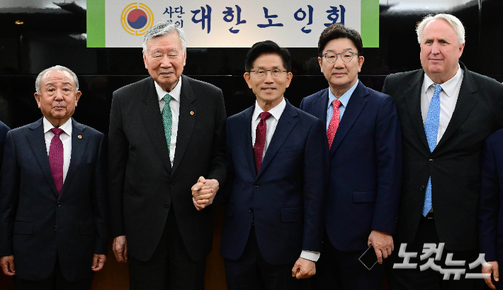 국민의힘 김문수 대선 후보가 19일 오전 서울 중구 부영 태평빌딩에서 열린 대한노인회 간담회에 참석해 이중근 노인회장을 비롯한 참석자들과 기념촬영을 하고 있다. 황진환 기자