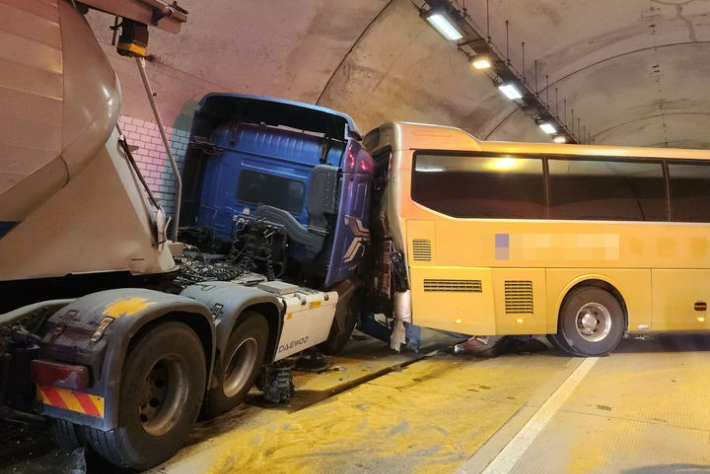 19일 오전 10시쯤 전북 완주군 순천완주고속도로 용암4터널에서 곡물 운반용 트레일러와 수학여행 관광버스 등 차량 4대가 잇따라 추돌했다. 전북소방본부 제공