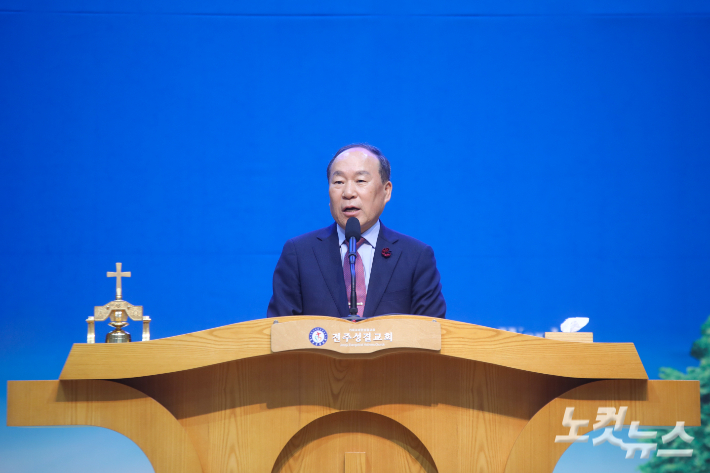 교단 총회장 류승동 목사가 설교를 전하고 있다.