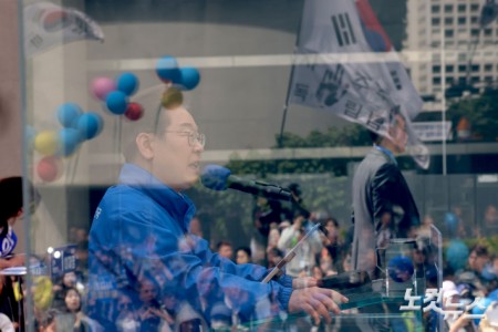방탄유리 속 이재명 후보