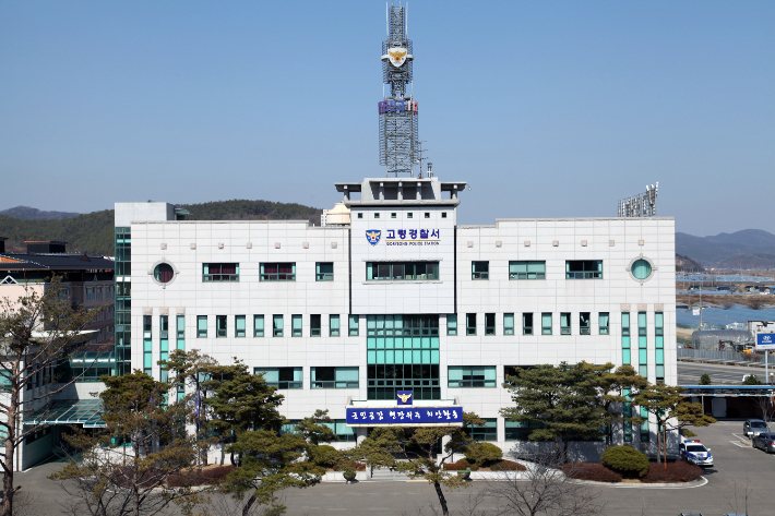 크레인으로 철제계단 옮기던 중 낙하…1명 사망·1명 부상