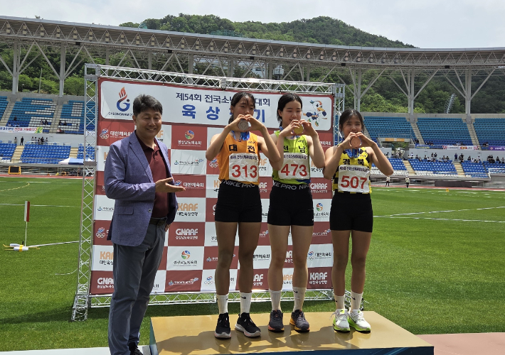 전국소년체전 멀리뛰기 2연패에 오른 광양백운중 이하은 학생(왼쪽 세 번째)이 시상식 후 박재현 체육건강과장과 함께 기념 촬영하고 있다. 전남도교육청 제공 