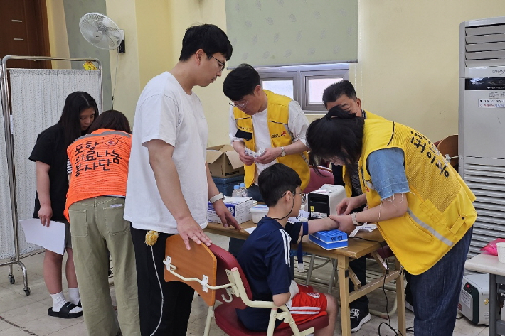 이번 봉사는 병원 방문이 어려운 거주 아동들과 직원 등 40여 명을 대상으로, 내과, 치과, 한방 진료와 혈액검사 등 종합적인 건강검진을 진행했다. 포항의료돌봄지원단 제공