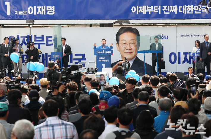더불어민주당 이재명 대선 후보가 19일 서울 용산역 광장에서 열린 집중유세에 참석, 방탄유리가 설치된 유세차량에서 유권자들의 지지를 호소하고 있다. 류영주 기자