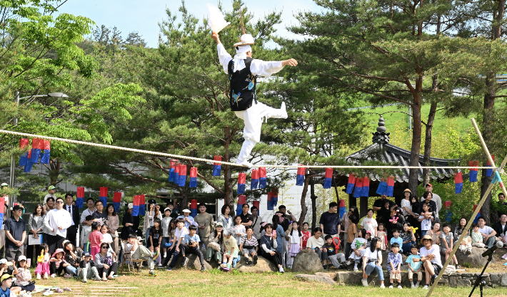 한울본부가 개최한 제1회 상고문화제 '줄타기 공연' 모습. 한울본부 제공