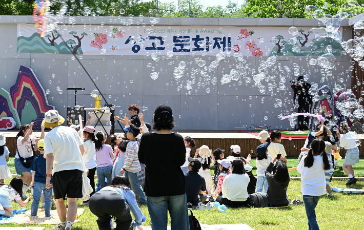 한울본부가 개최한 제1회 상고문화제에서 아이들이 즐거운 시간을 갖고 있다. 한울본부 제공