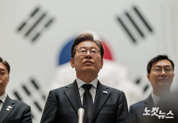 이재명 더불어민주당 후보가 19일 오전 서울 용산구 김구 묘역 참배를 마치고 백범김구기념관에서 기자들의 질문에 답변하고 있다.