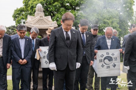 이재명 더불어민주당 후보가 19일 오전 서울 용산구 김구 묘역에서  묵념을 하고 있다.