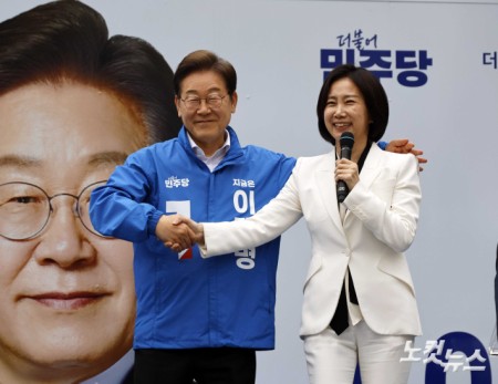 이재명 더불어민주당 대선후보가 19일 서울 영등포구 타임스퀘어에서 열린 유세에서 허은아 전 개혁신당 대표와 시민들에게 인사를 하고 있다. 2025.5.19