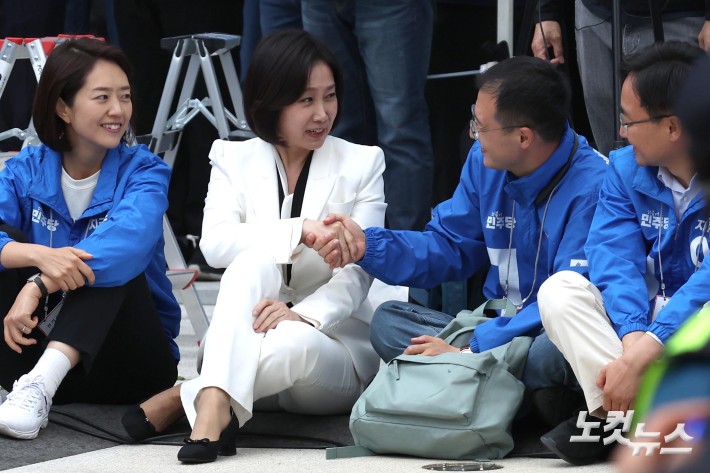 이재명 더불어민주당 대선 후보 지지를 선언한 허은아 전 개혁신당 대표와 김상욱 민주당 의원이 19일 서울 영등포구 여의도 타임스퀘어 앞에서 열린 이 후보 유세에서 악수하고 있다.