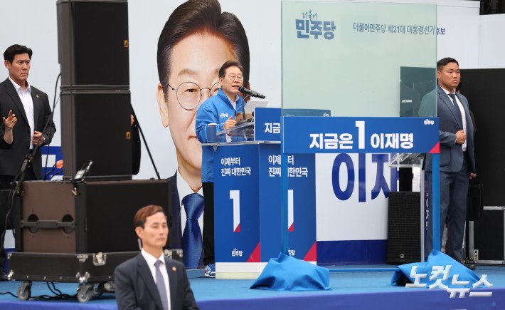 이재명 더불어민주당 대선 후보가 19일 오후 서울 영등포구 타임스퀘어 앞에서 열린 유세에서 지지를 호소하고 있다.