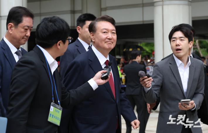 법정 나서는 윤석열 전대통령