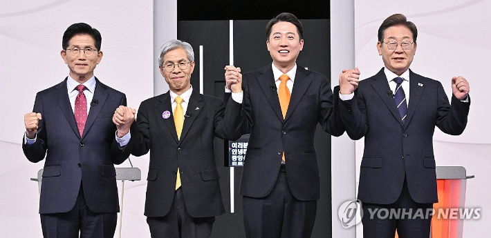 (서울=연합뉴스) 국민의힘 김문수(왼쪽부터)·민주노동당 권영국·개혁신당 이준석·더불어민주당 이재명 대선후보가 18일 서울 마포구 상암동 SBS 프리즘센터 스튜디오에서 열린 제21대 대선 1차 후보자 토론회 시작에 앞서 기념촬영을 하고 있다. 2025.5.18 [국회사진기자단] photo@yna.co.kr 연합뉴스