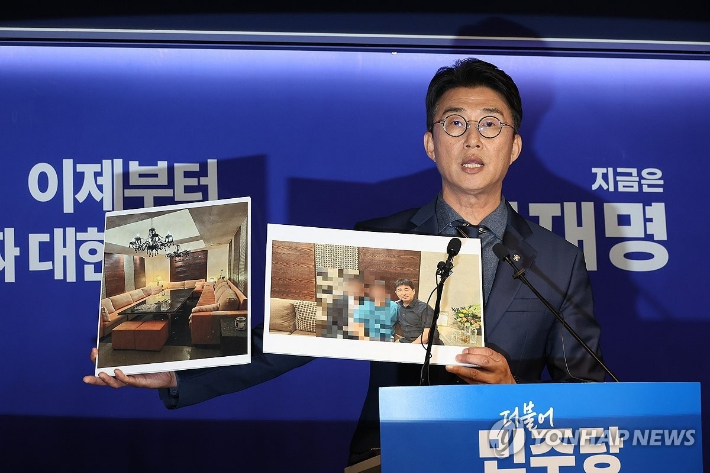 (서울=연합뉴스) 김주형 기자 = 더불어민주당 노종면 선대위 대변인이 19일 서울 여의도 당사에서 "윤석열 전 대통령의 내란 혐의 사건 재판장인 지귀연 서울중앙지법 부장판사가 유흥업소에서 접대받았다"라는 의혹을 제기하며 관련 사진을 공개하고 있다. 2025.5.19 kjhpress@yna.co.kr 연합뉴스