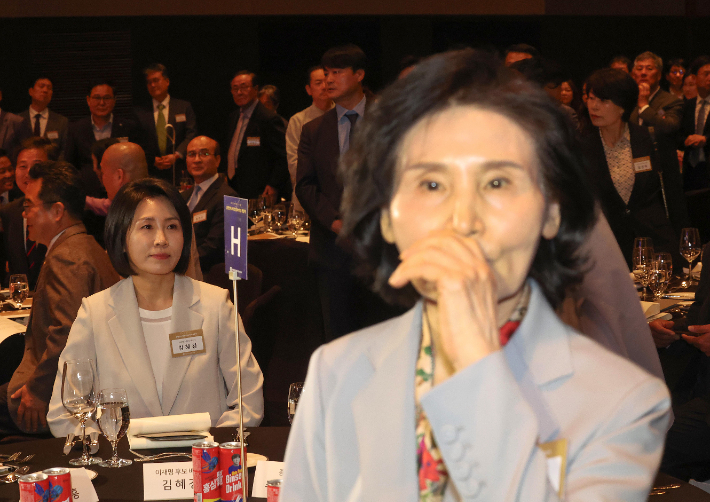 [속보]국힘 "대통령 후보 배우자 생중계 TV토론 하자"