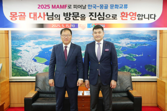 장금용 창원시장 권한대행(왼쪽)이 15일 시청을 방문한 주빈국 몽골의 주한대사(수헤 수흐볼드)를 환대하고 있다. 창원시 제공