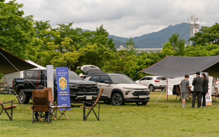 '2025 코베아 캠핑 페스티벌'에 전시된 쉐보레 콜로라도(All New Colorado)와 트레일블레이저(The New Trailblazer). 쉐보레 제공