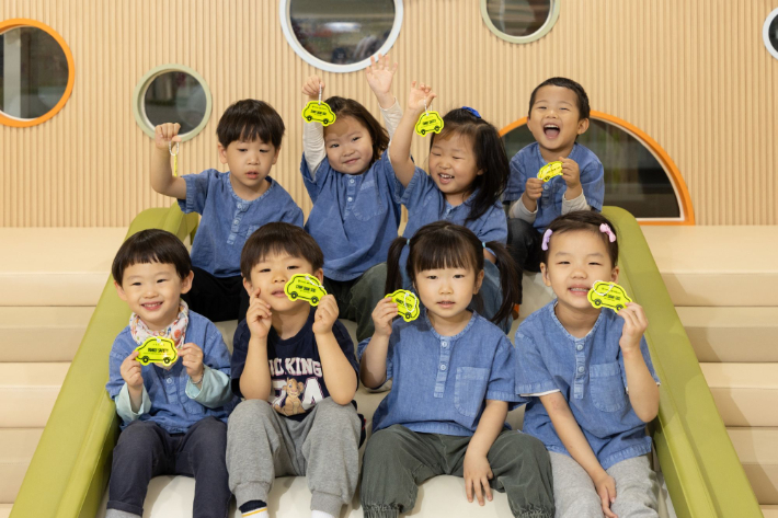 볼보자동차코리아, 한국보육진흥원과 협력해 육아종합지원센터에 어린이 안전 키링 1만5800개 기증. 볼보자동차코리아 제공