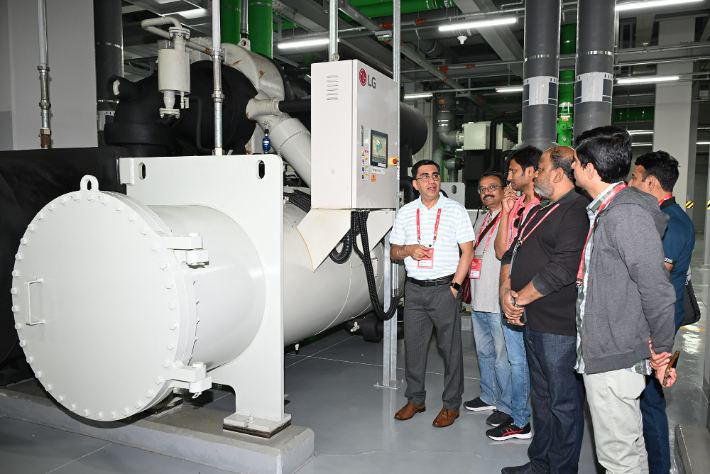 LG전자가 19일 글로벌 냉난방공조(HVAC) 컨설턴트를 국내로 초청해 'LG HVAC 리더스 서밋 2025'를 개최했다. 컨설턴트들이 서울 마곡에 위치한 LG사이언스파크를 방문해 초대형 냉방기인 '칠러(Chiller)'를 살펴보고 있다. LG전자 제공