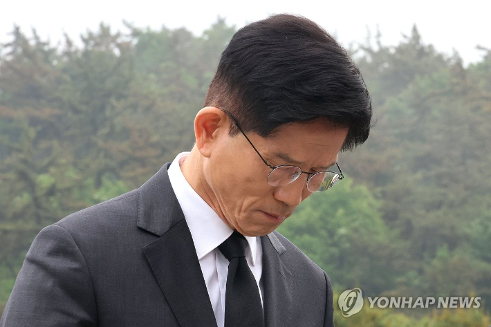 국민의힘 김문수 대선 후보가 17일 광주 북구 국립 5·18 민주묘지를 찾아 참배하고 있다. 연합뉴스