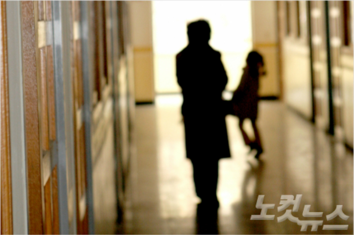 학생 성추행 혐의 교사 직위해제…추가 피해도 접수