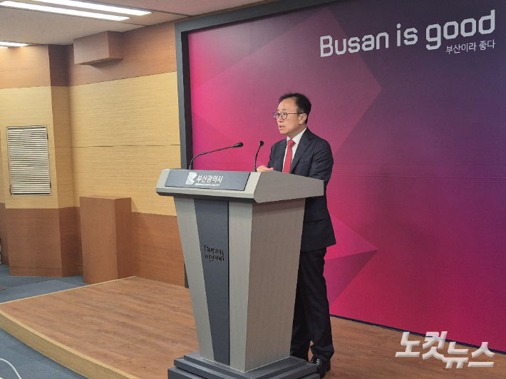 부산시 김광회 미래혁신부시장이 가덕도신공항 부지 조성 공사 사업 지연에 대한 부산시의 입장을 밝히고 있다. 박중석 기자 