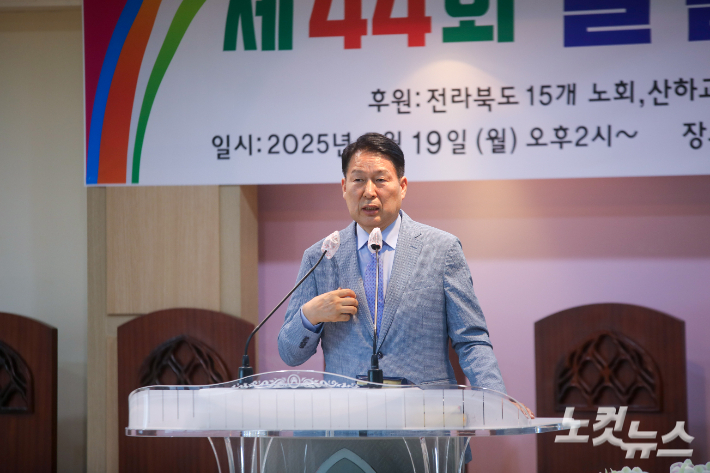 이천은광교회 김상기 목사가 설교를 전하고 있다.